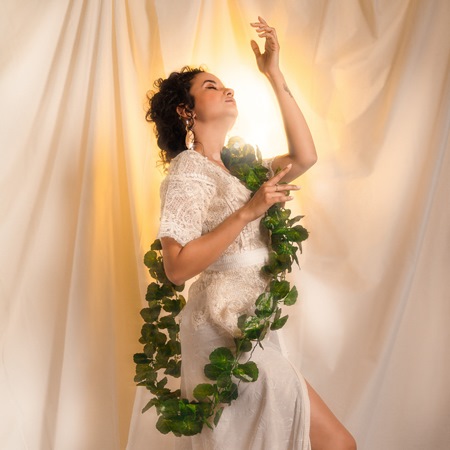 الفنّانة المغربيّة صونيا نور تُوجّه رسالة تقدير إلى الأمّ في أغنية 